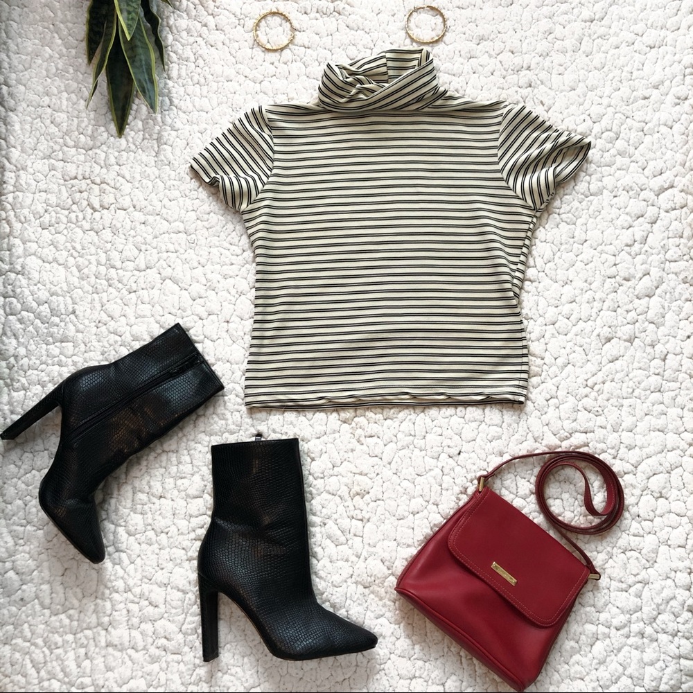 Cropped short sleeve turtleneck